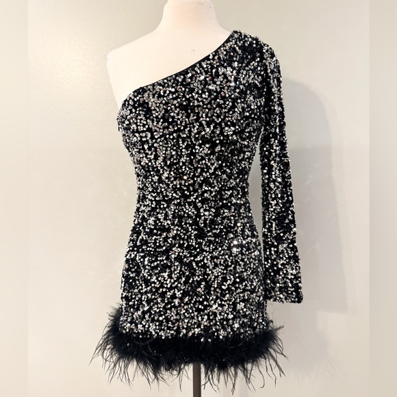 Better Be Dresses & Skirts - Better Be size M sequin midi dress with feather bottom. Black silver